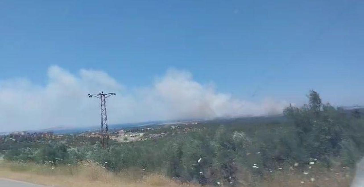 Çanakkale'nin Ezine ilçesinde tarım arazisinde çıkan yangına havadan ve karadan müdahale ediliyor. 