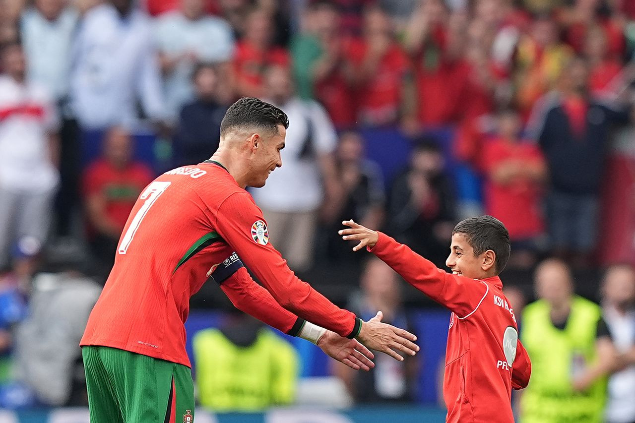 Sahaya atlayıp, Ronaldo ile fotoğraf çektirmişti UEFA minik Berat'a acımadı...