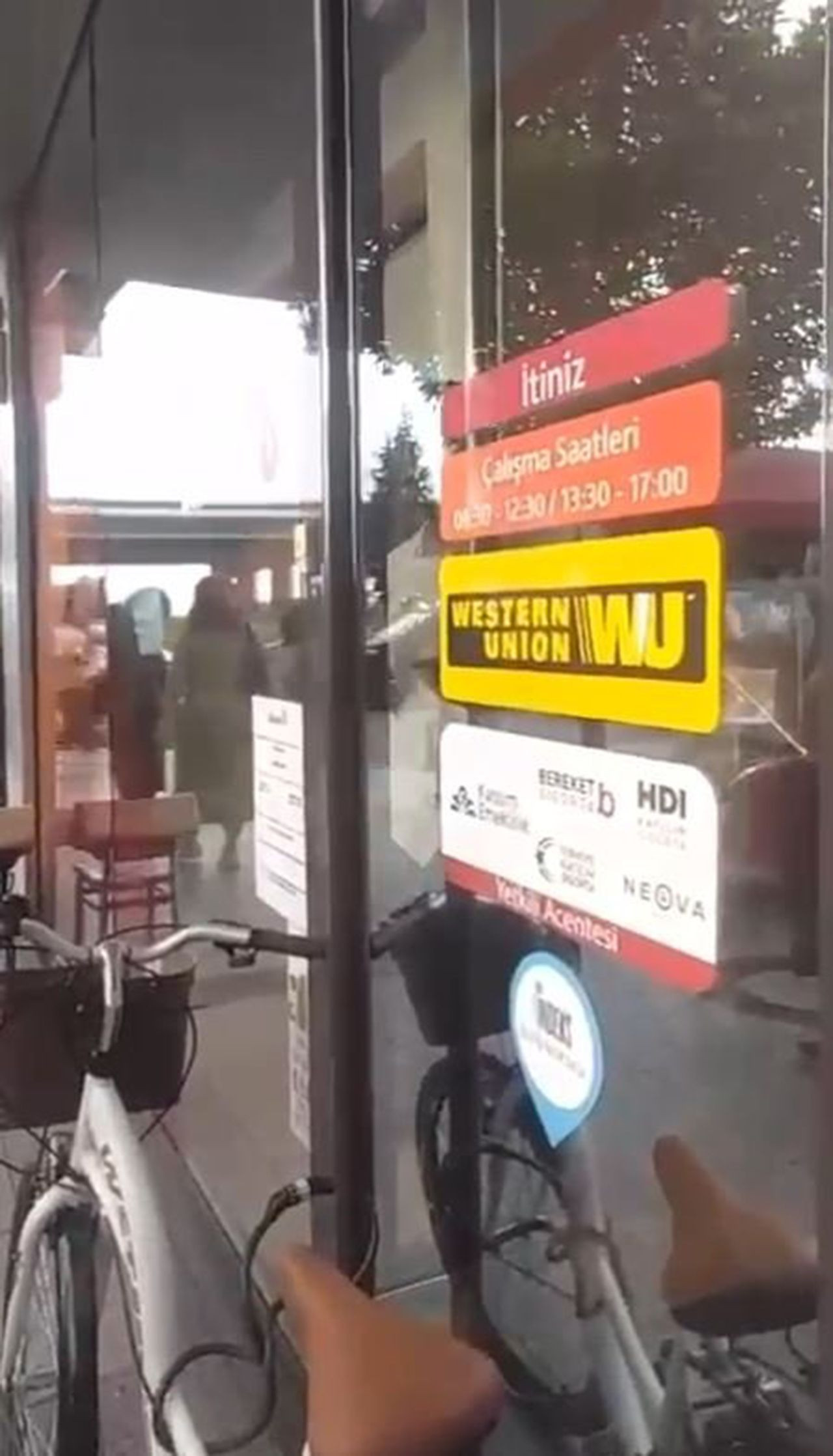Rize'de garip olay: Bisikletiyle banka çalışanlarını esir aldı