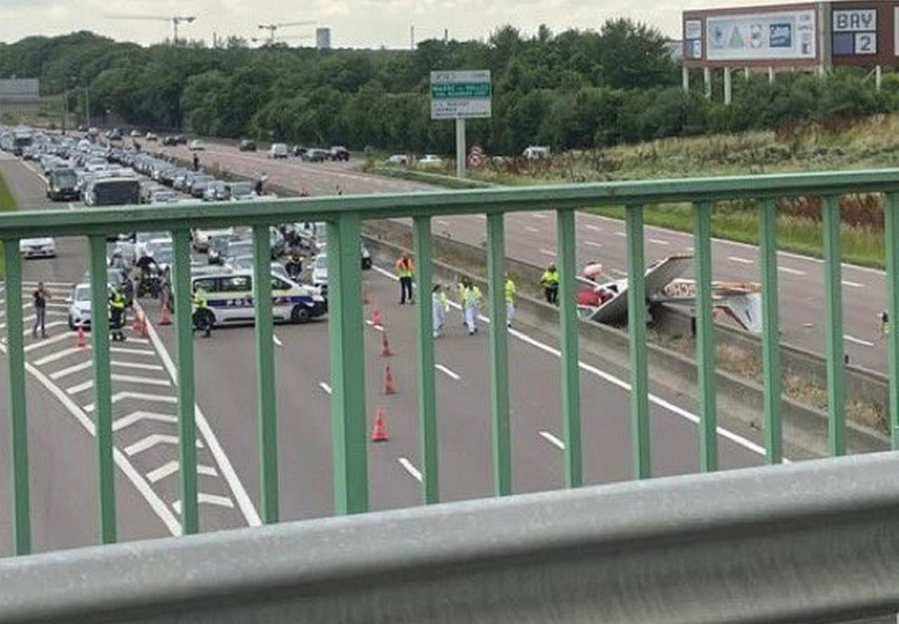 Fransa’da küçük uçağın otoyola düşmesi sonucu 3 kişi hayatını kaybetti.
