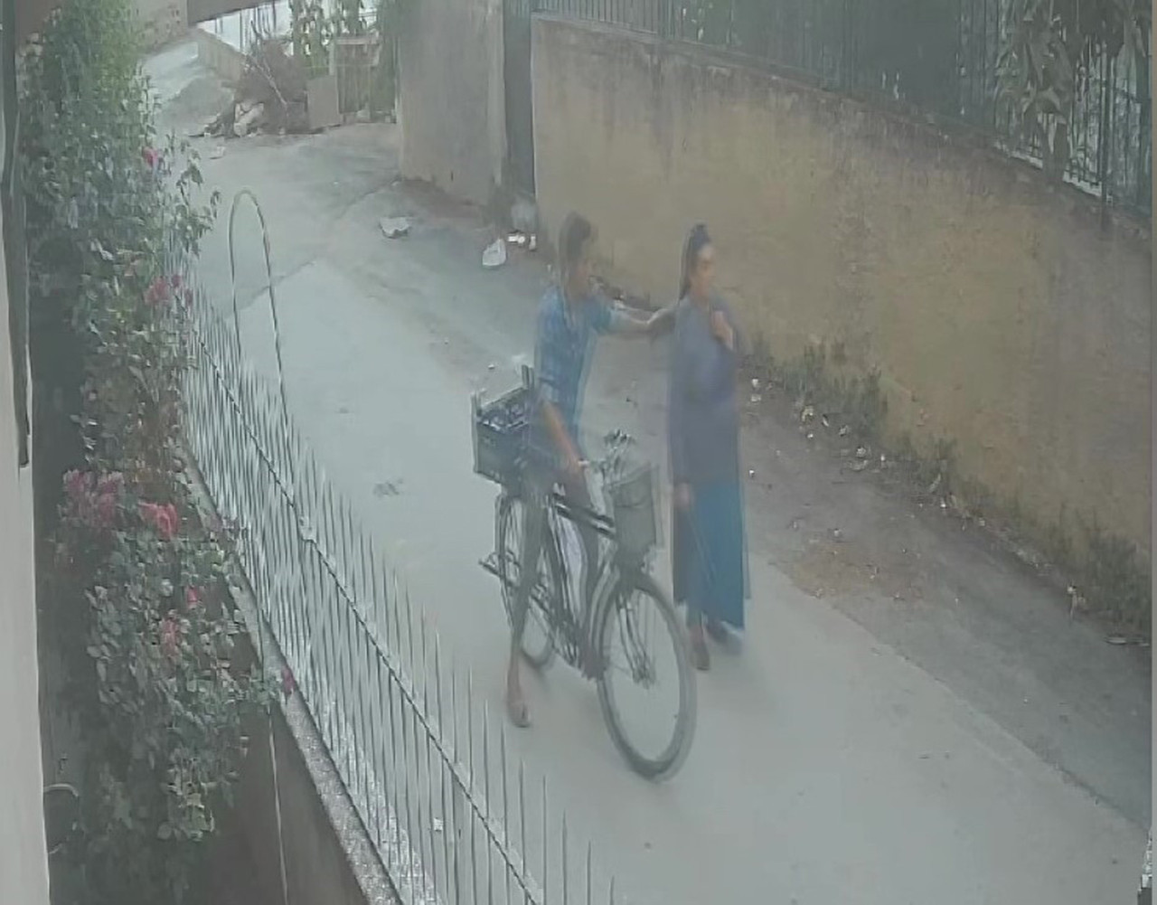 Adana'da bisikletiyle yaklaştığı bir kadının kolyesini çalmaya çalışan kapkaççının sonu feci oldu. Genç kadın kapkaççıyı döve döve kovaladı.