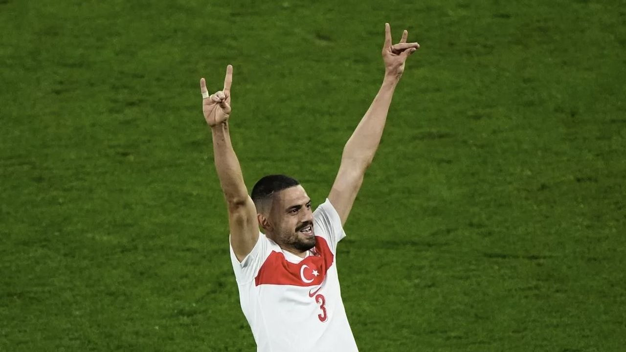 Yılmaz Özdil bozkurt işaretinin nasıl ortaya çıktığını anlattı