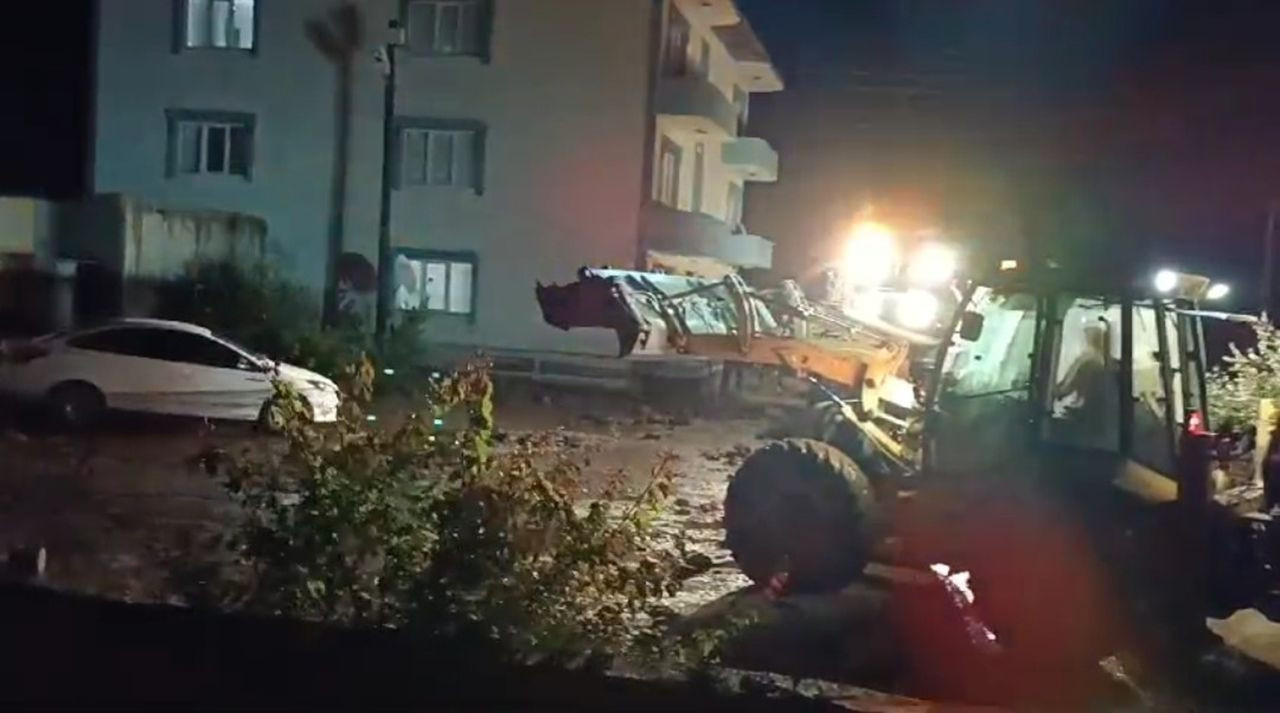 Van'da sel: Evler sular altına kaldı