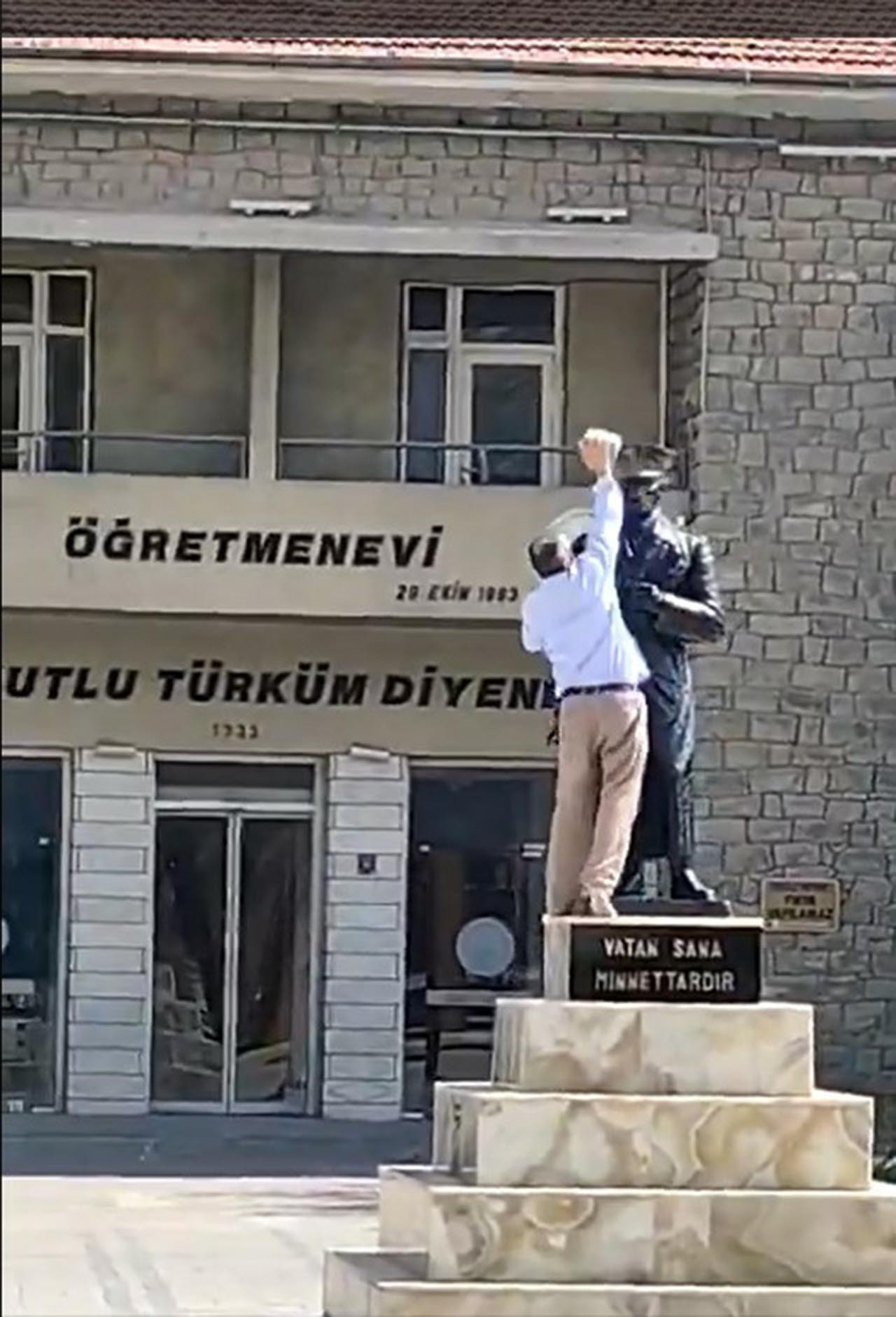 Elazığ kent merkezinde bulunan Atatürk heykeline taşla saldıran şüpheli gözaltına alındı. 