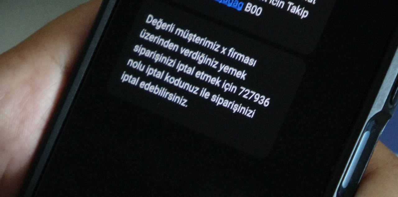 İnternet üzerinden artan yemek siparişlerini fırsat bilen dolandırıcılar şimdi de kişilere sipariş götürüp "yanlışlık oldu" deyip "iptal etmek için onay kodunu verin" tuzağıyla dolandırmaya başladı.