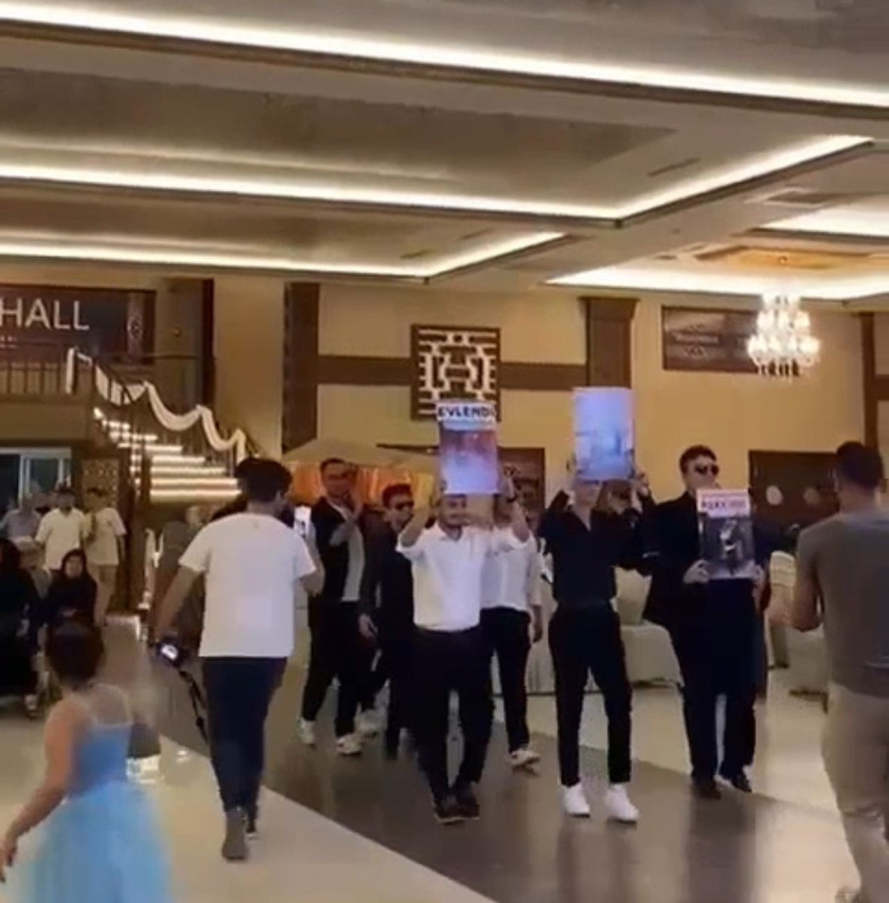 Düğün salonuna tabutla girdiler, damat ve gelin neye uğradığını şaşırdı