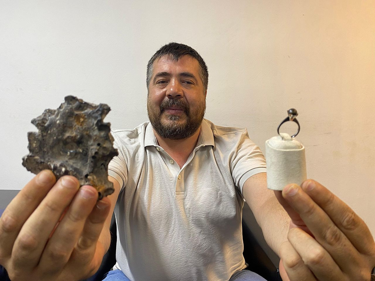 Antalya'da arazide meteor bulan bir kişi, meteoru tektaş yaptırıp eşine hediye etti