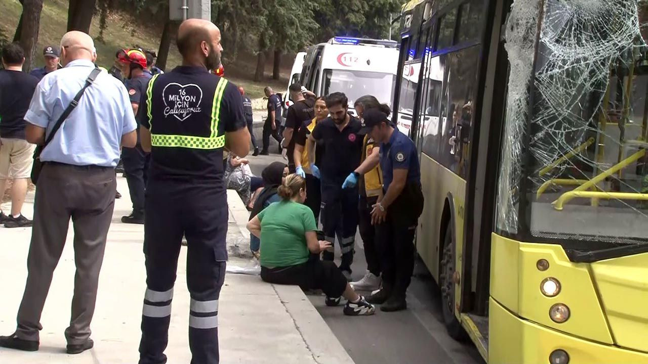 İstanbul'da TIR, İETT otobüsünün üzerine devrildi: Yaralılar var