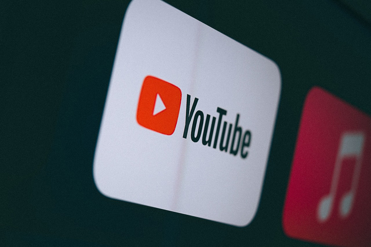 YouTube Premium logosu ve fiyat artışı grafiği