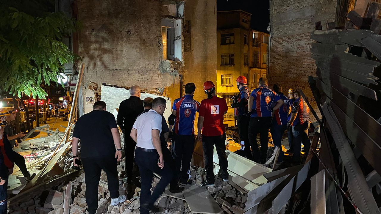 İstanbul'da bina çöktü