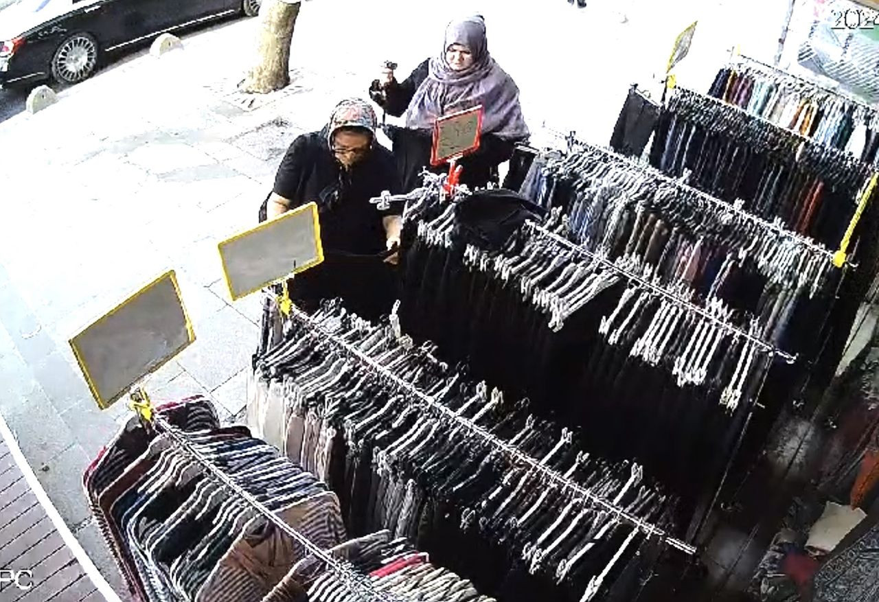 Yüzsüz hırsız kamerada: Tek tek seçip, beğenerek çaldı