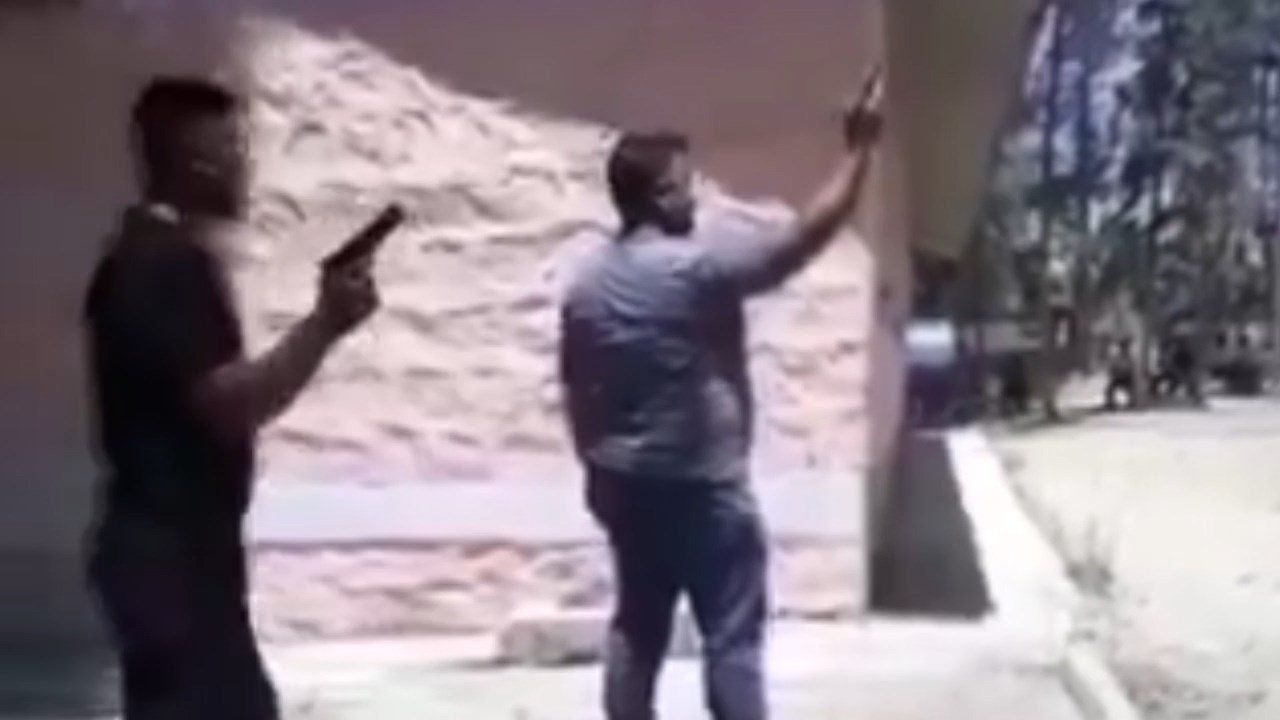 Okul bahçesinde eli silahlı magandalar dehşet saçtı