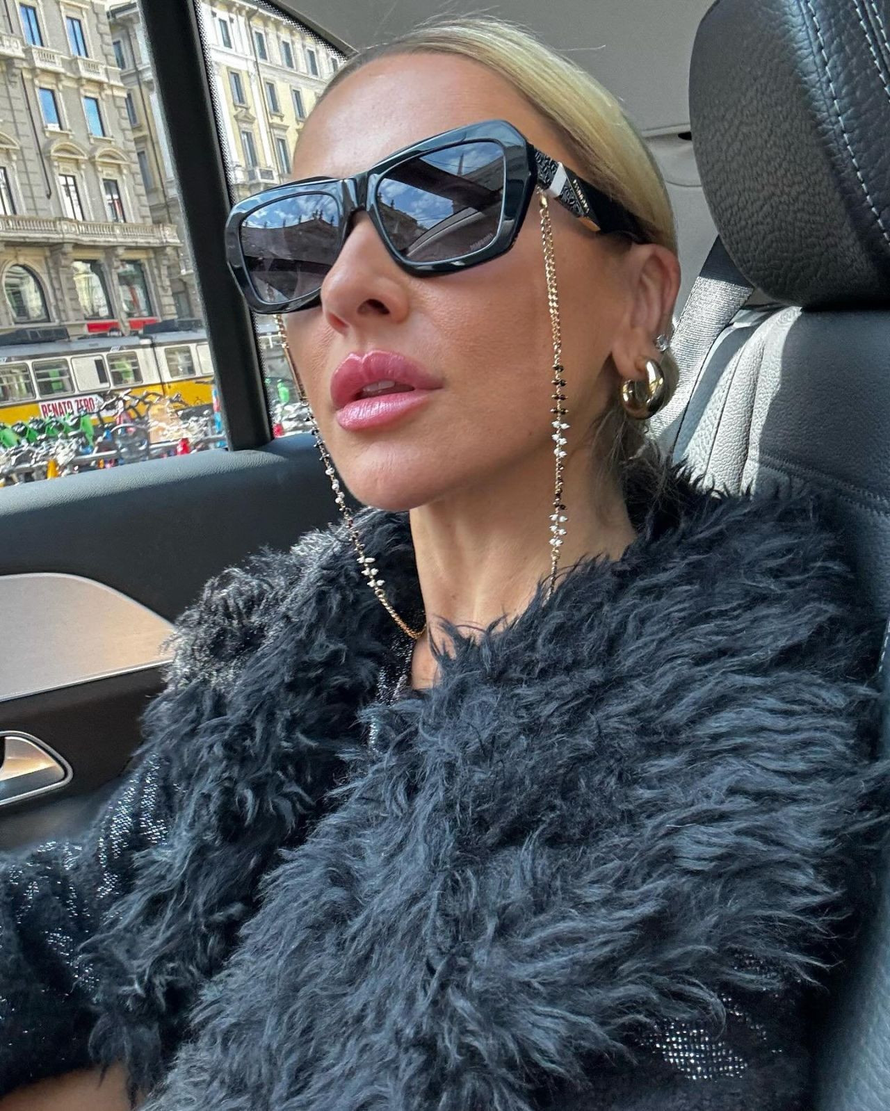 Transparan Hadise baş döndürdü