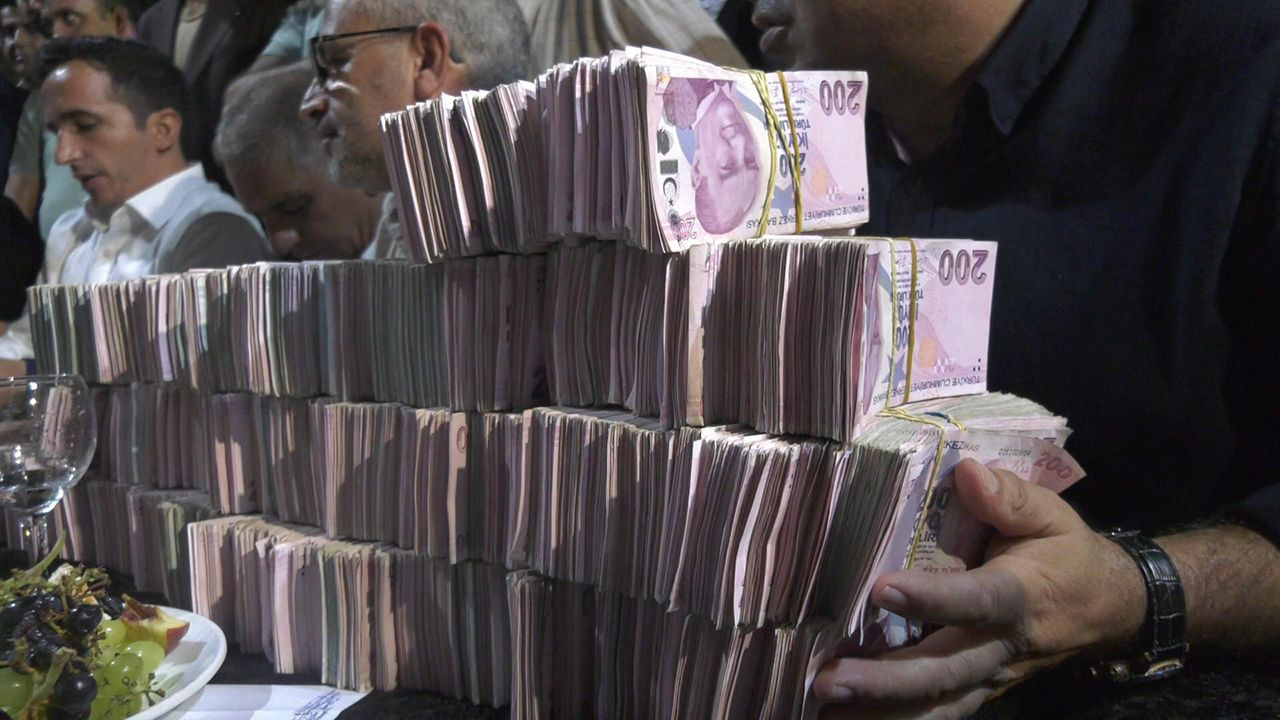 Aşiret düğünün hakkını verdi: Geline 3 kilo altın, damada 4 milyon TL takıldı