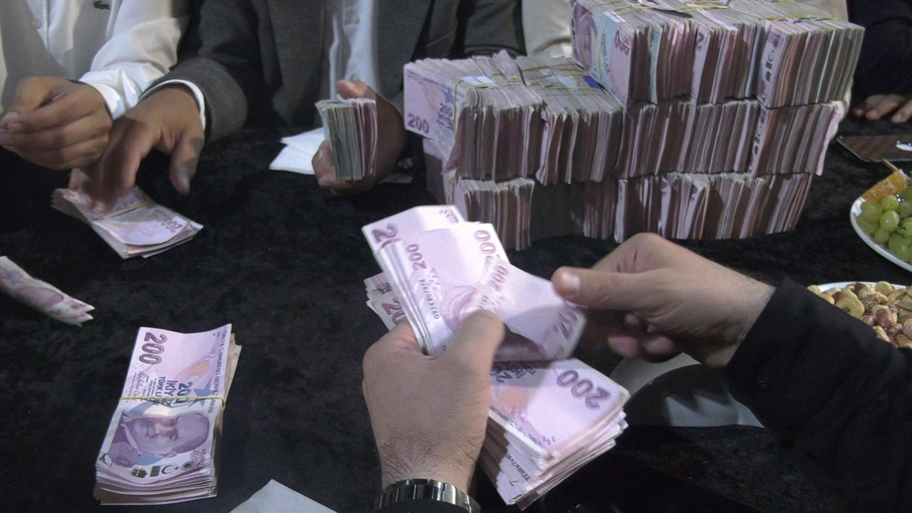 Aşiret düğünün hakkını verdi: Geline 3 kilo altın, damada 4 milyon TL takıldı