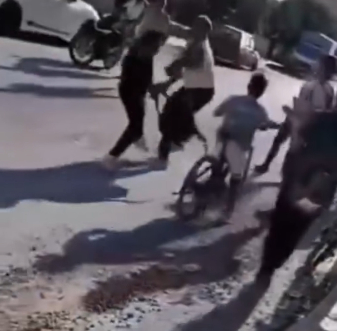 Hatay'ın Samandağ ilçesinde bir kişi, okuldan çıkarken torpil patlattığını öne sürdüğü öğrencilere saldırdı. O anlar, cep telefonu kamerasıyla kaydedildi.