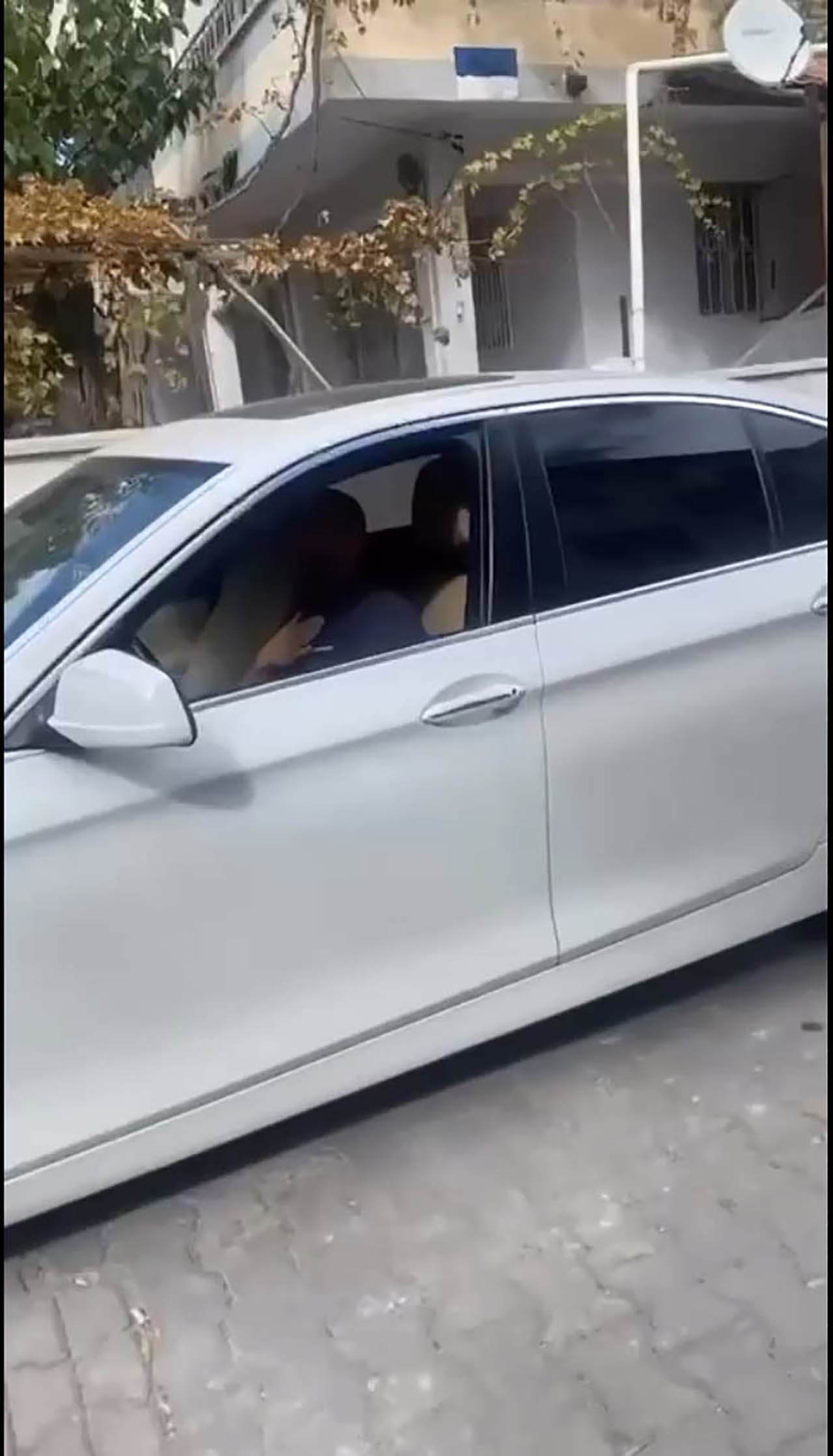 Ankara'nın Beypazarı ilçesinde üniversite öğrencisi 2 kızı otomobil ile takip edip, taciz ettiği öne sürülen şüpheli, gözaltına alındı. 