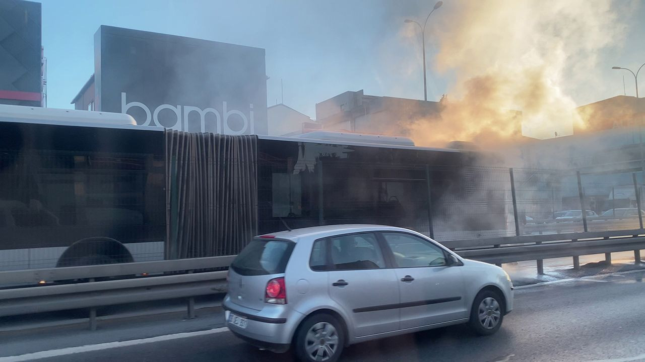 İstanbul'da metrobüste yangın çıktı