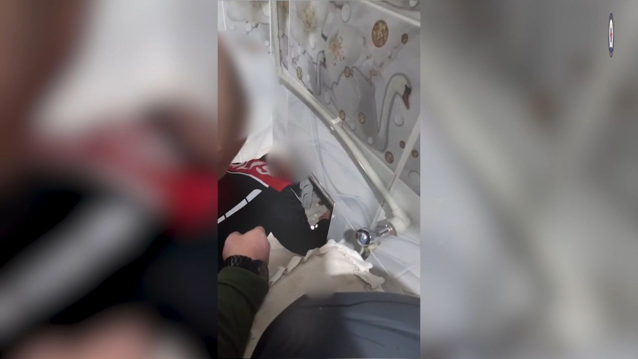 Suç makinesi firari, tuvaletin deliğinde yakalandı