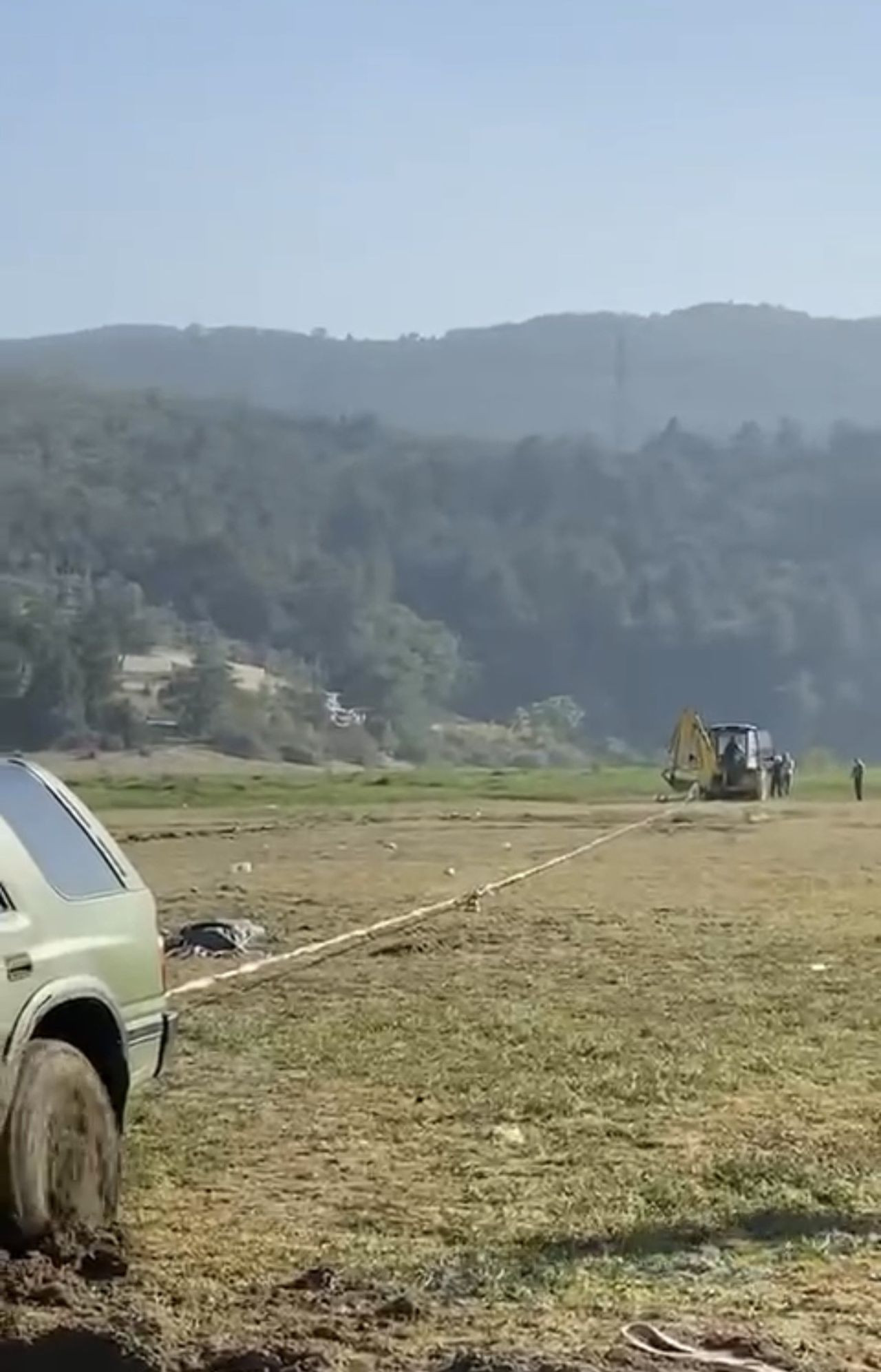 Piknik bataklıkta bitti; kurtarma ekibi de saplanıp kaldı