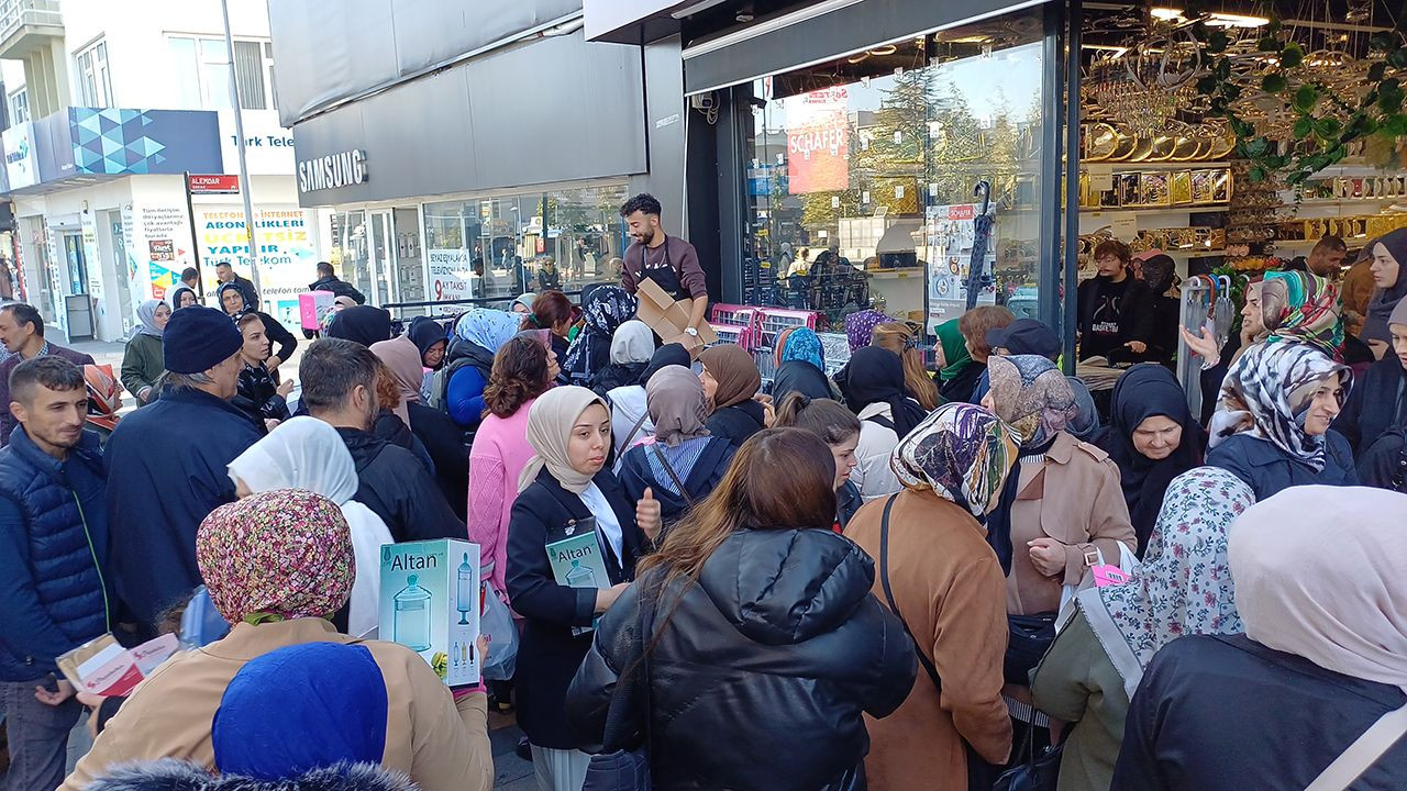 Yine bir indirim izdihamı: Bu çaba iPhone değil, çay bardağı için...