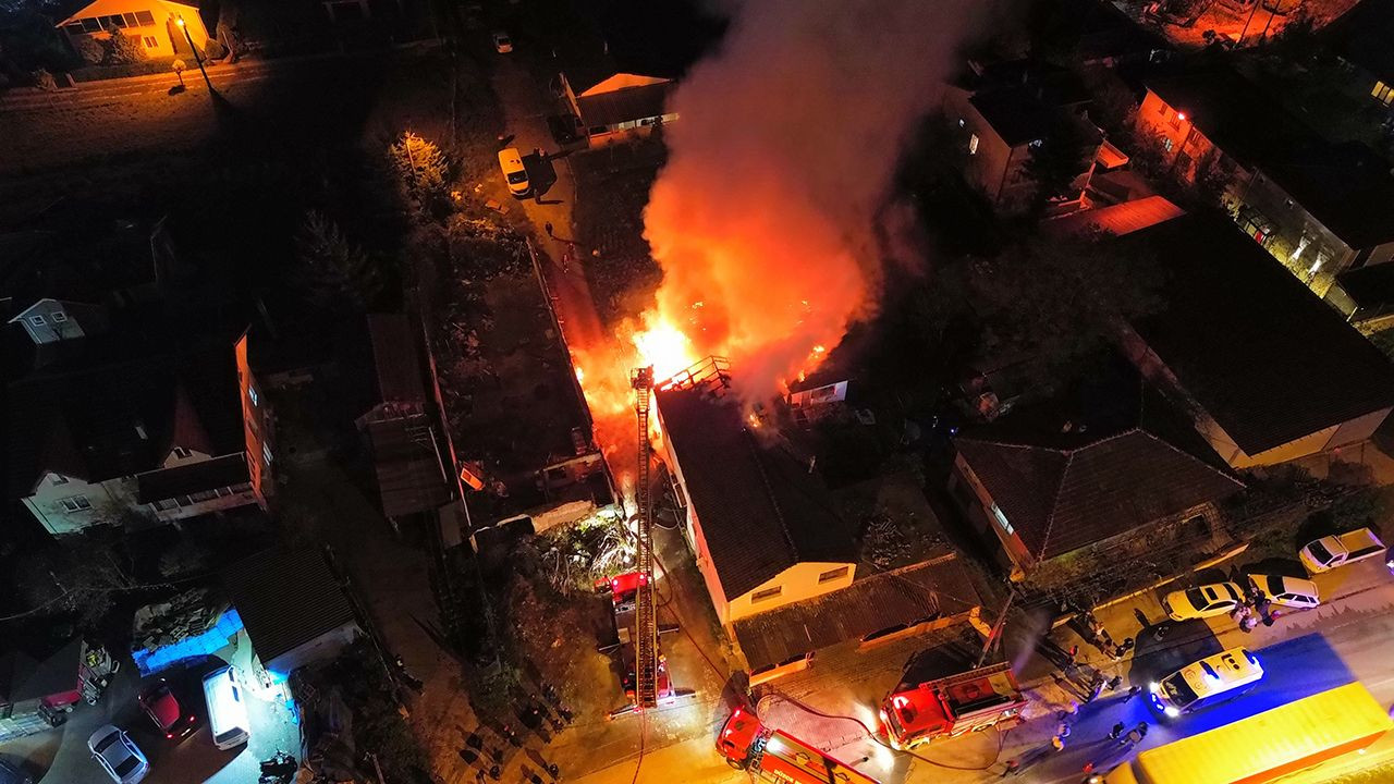 Düzce'de büyük yangın: 2 ev kül oldu, alevler geceyi aydınlattı