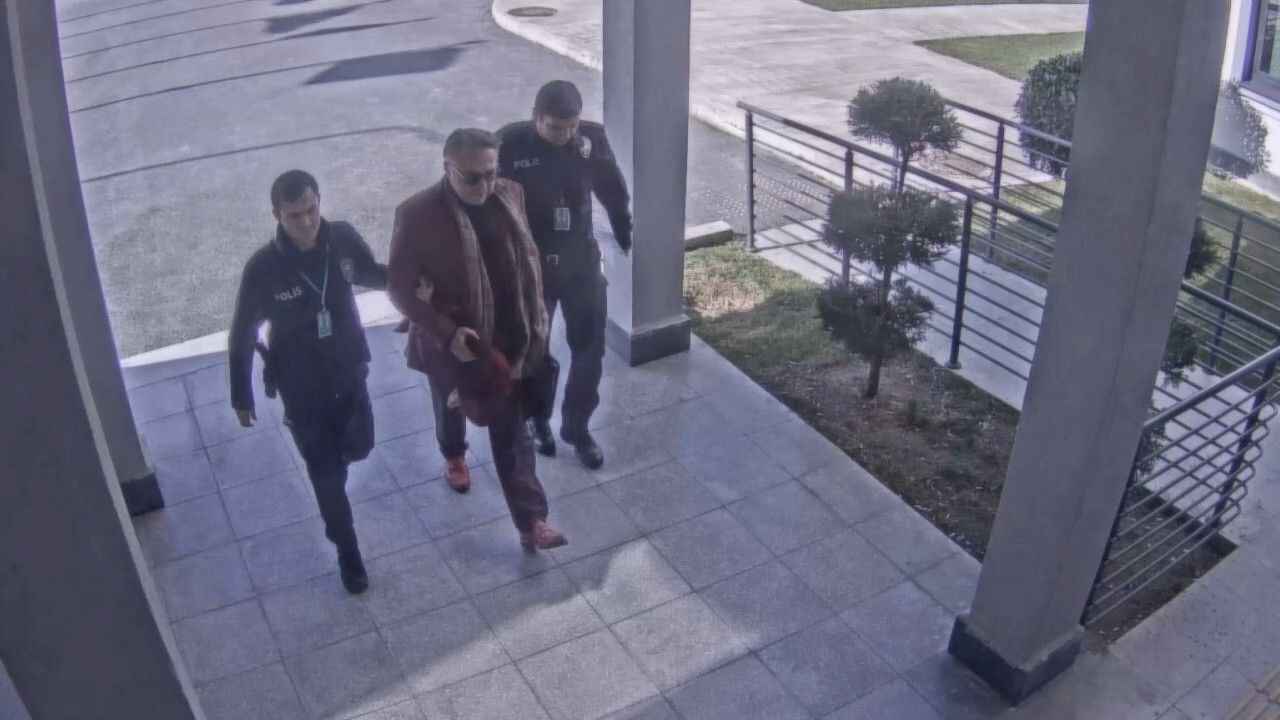 Ünlü modacı Barbaros Şansal, İstanbul Havalimanı'nda gözaltına alındığını açıkladı.