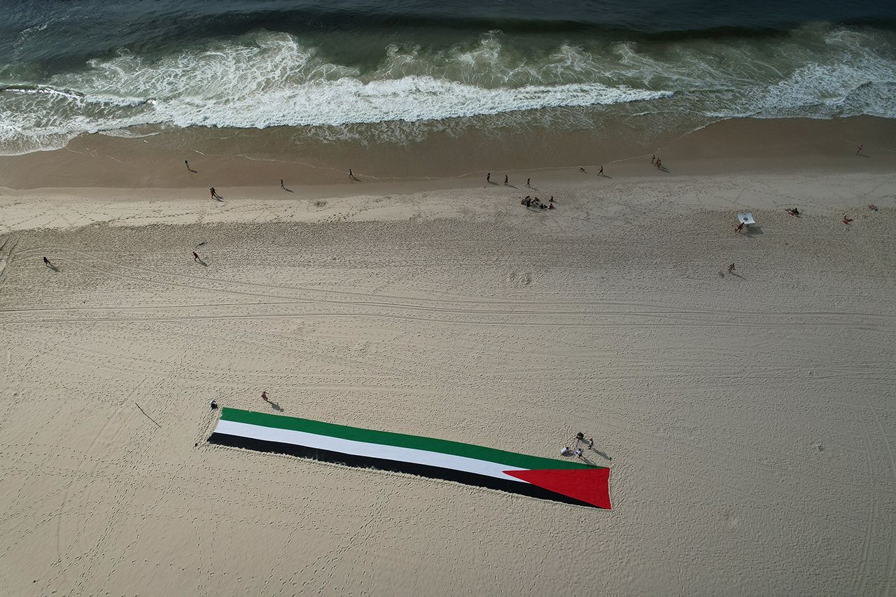Plaja dev Filistin bayrağı açıldı Plaja dev Filistin bayrağı açıldı