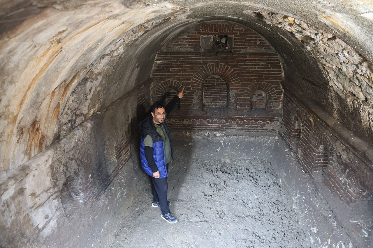 Asrın felaketinde yıkılan binanın temellerinin altında dikkat çeken bir yapı keşfedildi