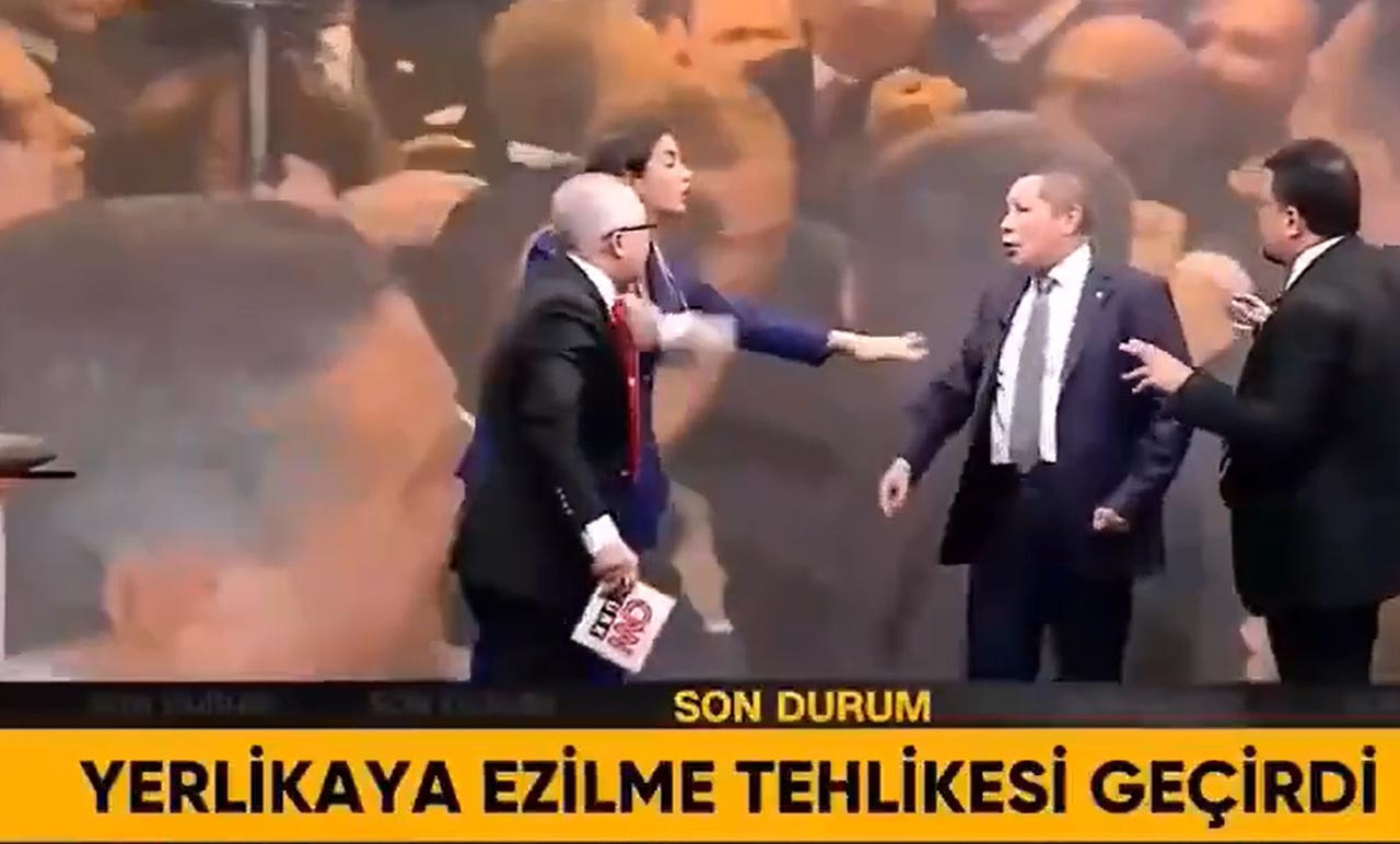 TBMM'de dün gerçekleşen İçişleri Bakanlığı bütçe görüşmeleri tartışmalarının konuşulduğu CNN Türk canlı yayınında Abdülkadir Selvi ile İsmail Dükel'in birbirlerine girgid.