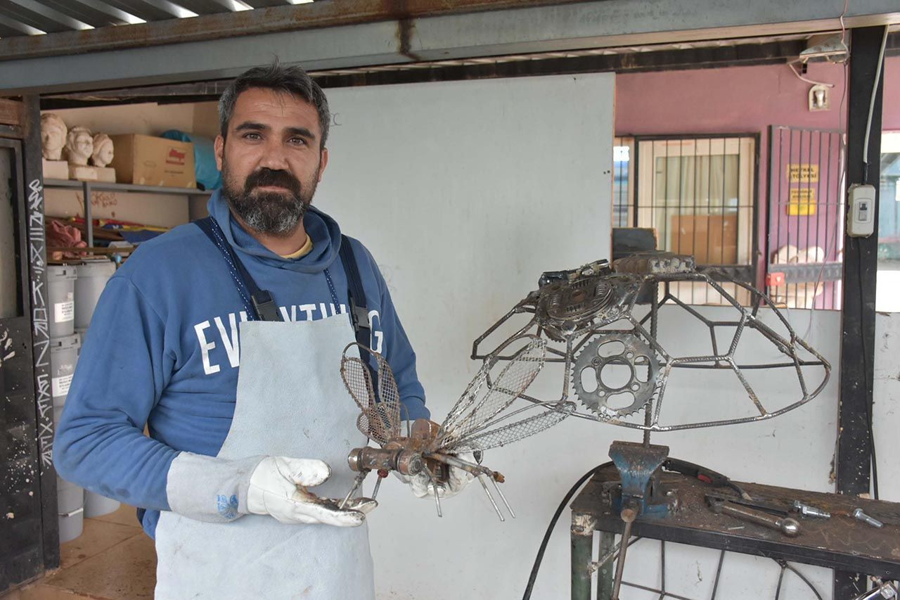 Atık malzemelerden ürettiklerini gören dönüp dönüp tekrar bakıyor
