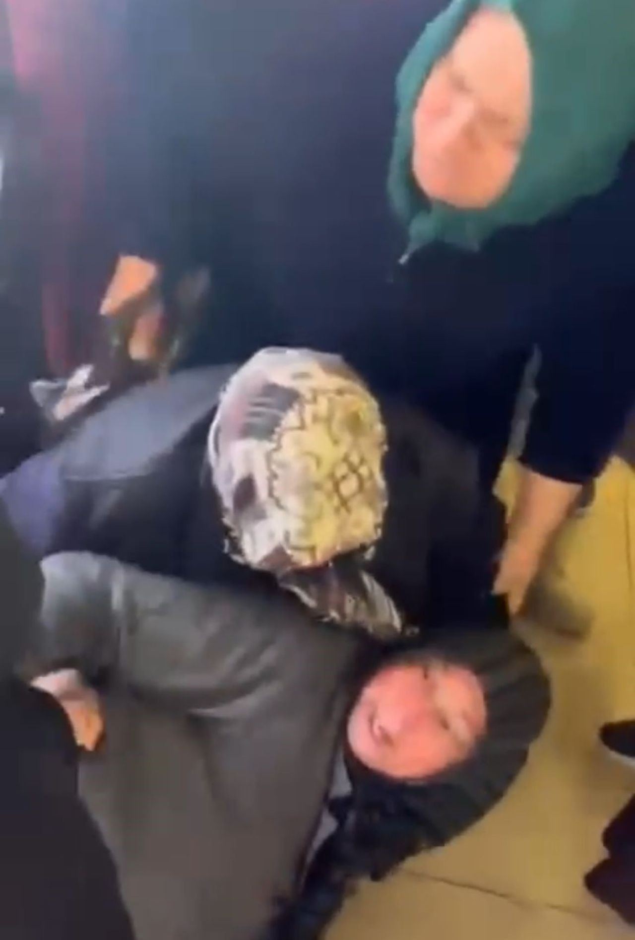 İndirimi duyan akın etti; vatandaşlar birbirini ezdi