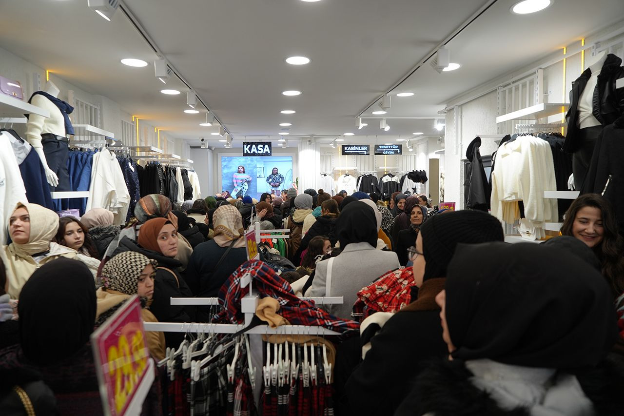 Patron çıldırdı: 10 TL'ye kadın kıyafeti izdihamı kamerada...