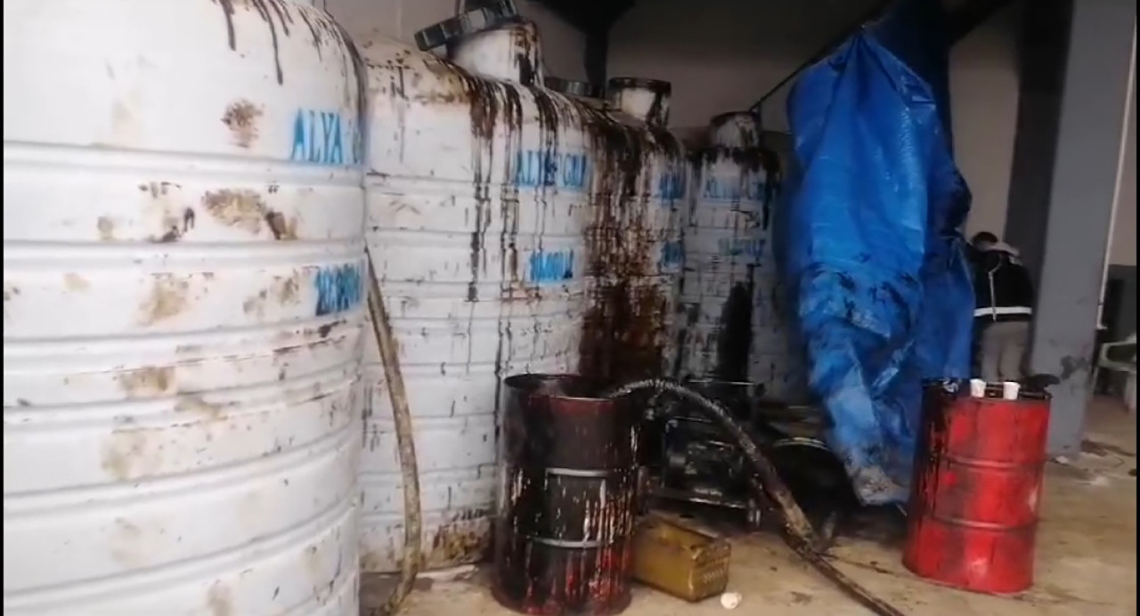 Batman'da petrol hırsızlığına ilişkin gözaltına alınan 5 şüpheliden 3'ü tutuklandı. Operasyonda 95 ton 184 litre ham petrol ele geçirildi.