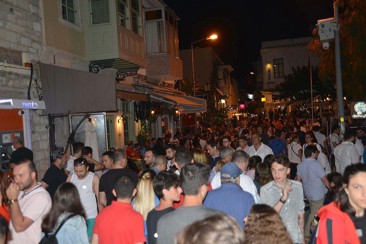 İzmir'in Çeşme ilçesinde, yılbaşı hareketliliği yaşanıyor. Otellerde rezervasyon doluluk oranı şimdiden yüzde 50'ye ulaştı.