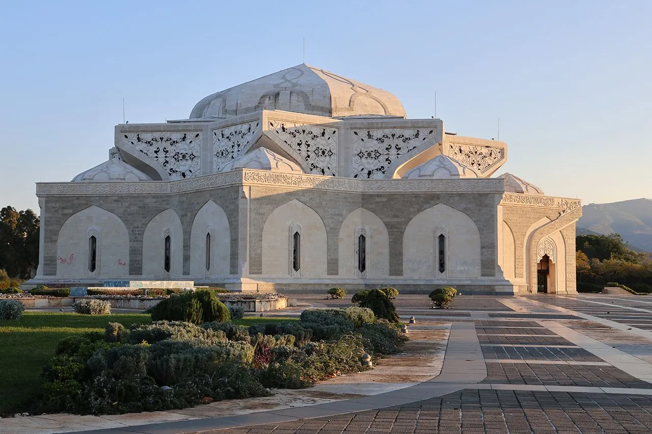 Muhalifler baba Esad'ın mezarını harabeye çevirdi