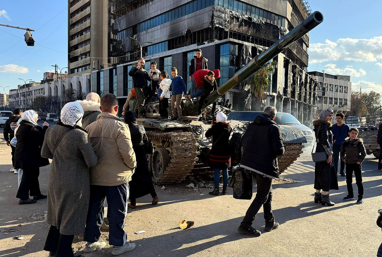 Esad'ın kanlı tankları Suriyeli çocuklara oyuncak oldu