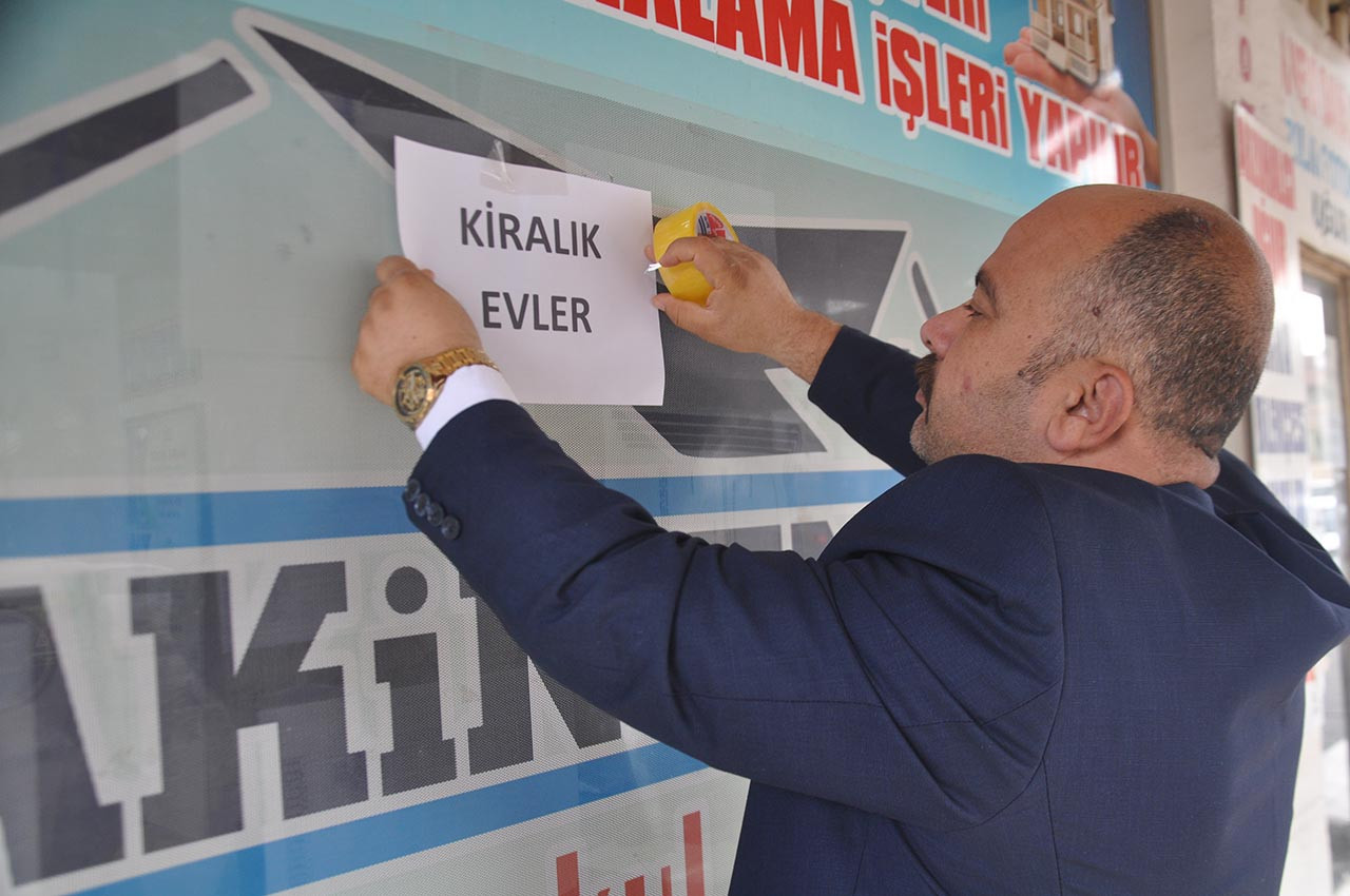 Suriye'de Esad rejiminin devrilmesinin ardından Türkiye'deki Suriyeli sığınmacılar ülkelerine dönmeye başladı. 60 bin Suriyeli sığınmacının yaşadığı Hatay'ın Reyhanlı ilçesinde tersine göç başlaması nedeniyle emlak fiyatları ve kiralar düşüşe geçti.