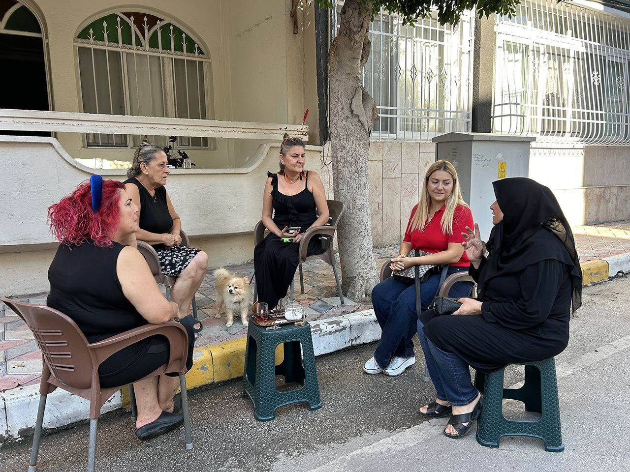 Mahalleye ''kadın eli'' değdi: Kadın muhtar kapı kapı gezip tek tek topluyor