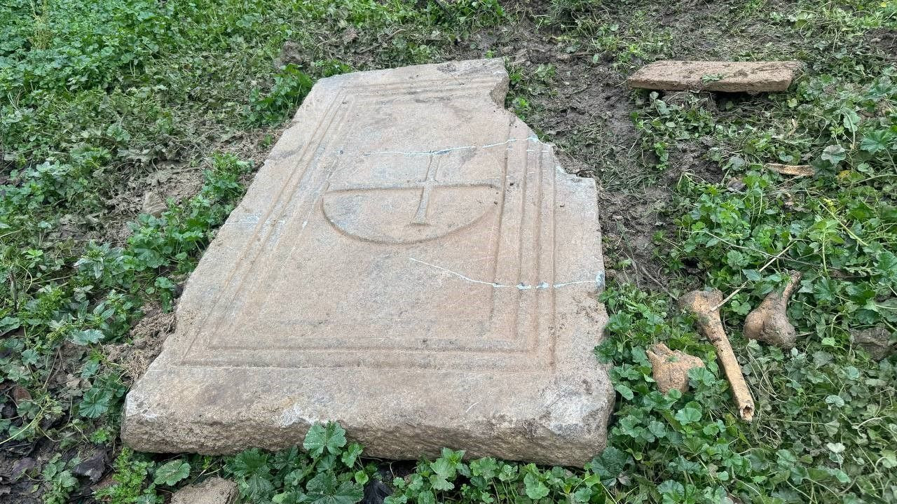 Tarlayı sürerken lahit bulundu