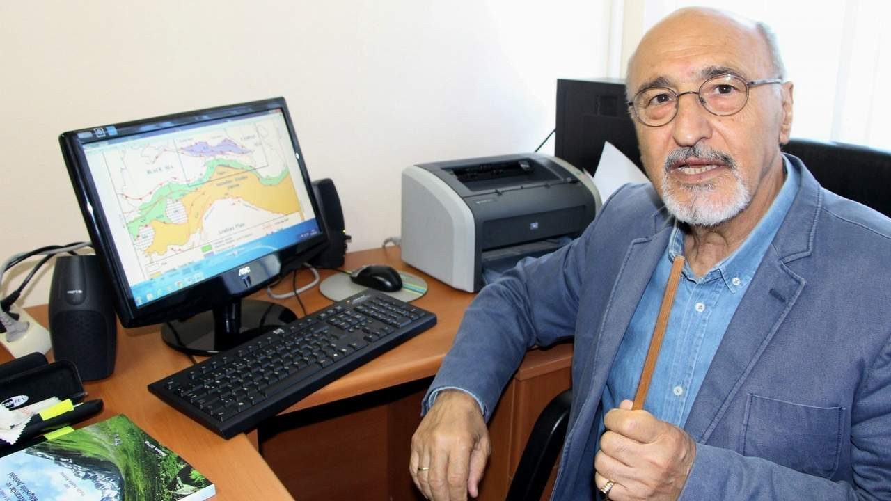 Erzurum'da bugün meydana gelen 4,5 büyüklüğündeki depremi yorumlayan ünlü Jeoloji Mühendisi Prof. Dr. Osman Bektaş böyleyi 7 büyüklüğünde bir deprem için uyardı. 