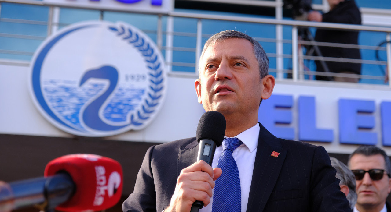 CHP Genel Başkanı Özgür Özel, belediyelerin SGK borcuna ilişkin ''Vallahi SGK'nın 9 kamyon, 10 kamyon altın alacağı var. Bunun 9 kamyonu Tayyip Bey'e yakın şirketlerden, bir kamyonu bütün belediyelerden.'' dedi.