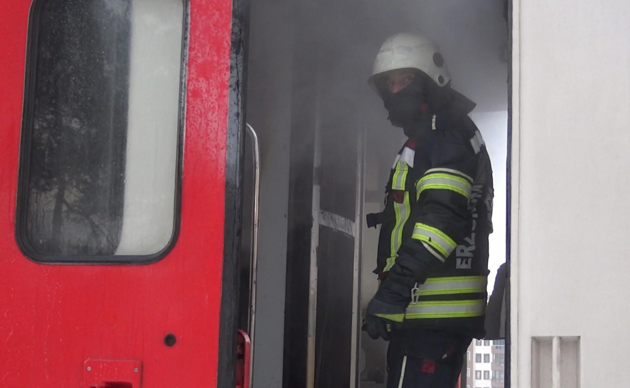 Ankara'dan Kars'a gitmek üzere yola çıkan trende yangın çıktı. Yolcu bulunmayan vagondaki yangın, ekipler tarafından söndürüldü.