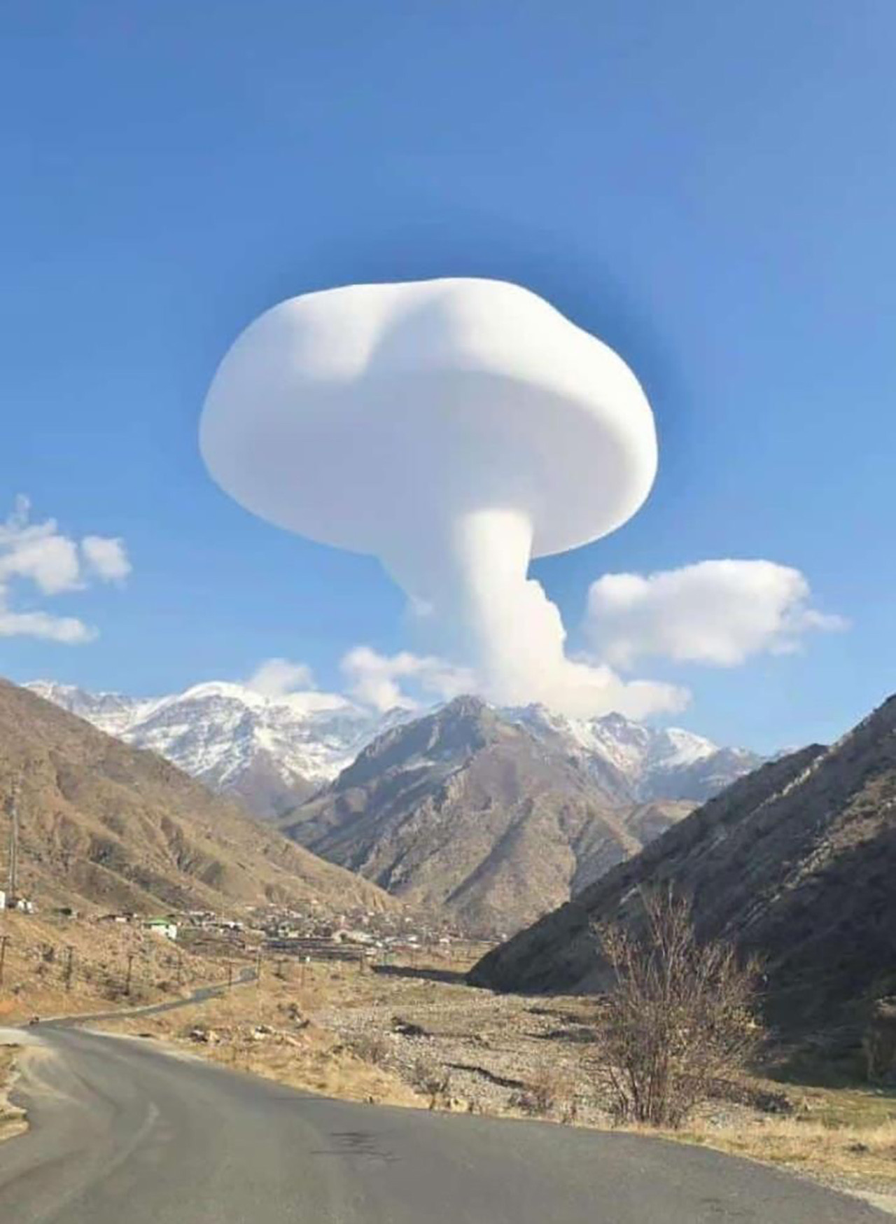 Şırnak'ın Uludere ilçesinde mantar şeklindeki bulut görenleri şaşırttı.