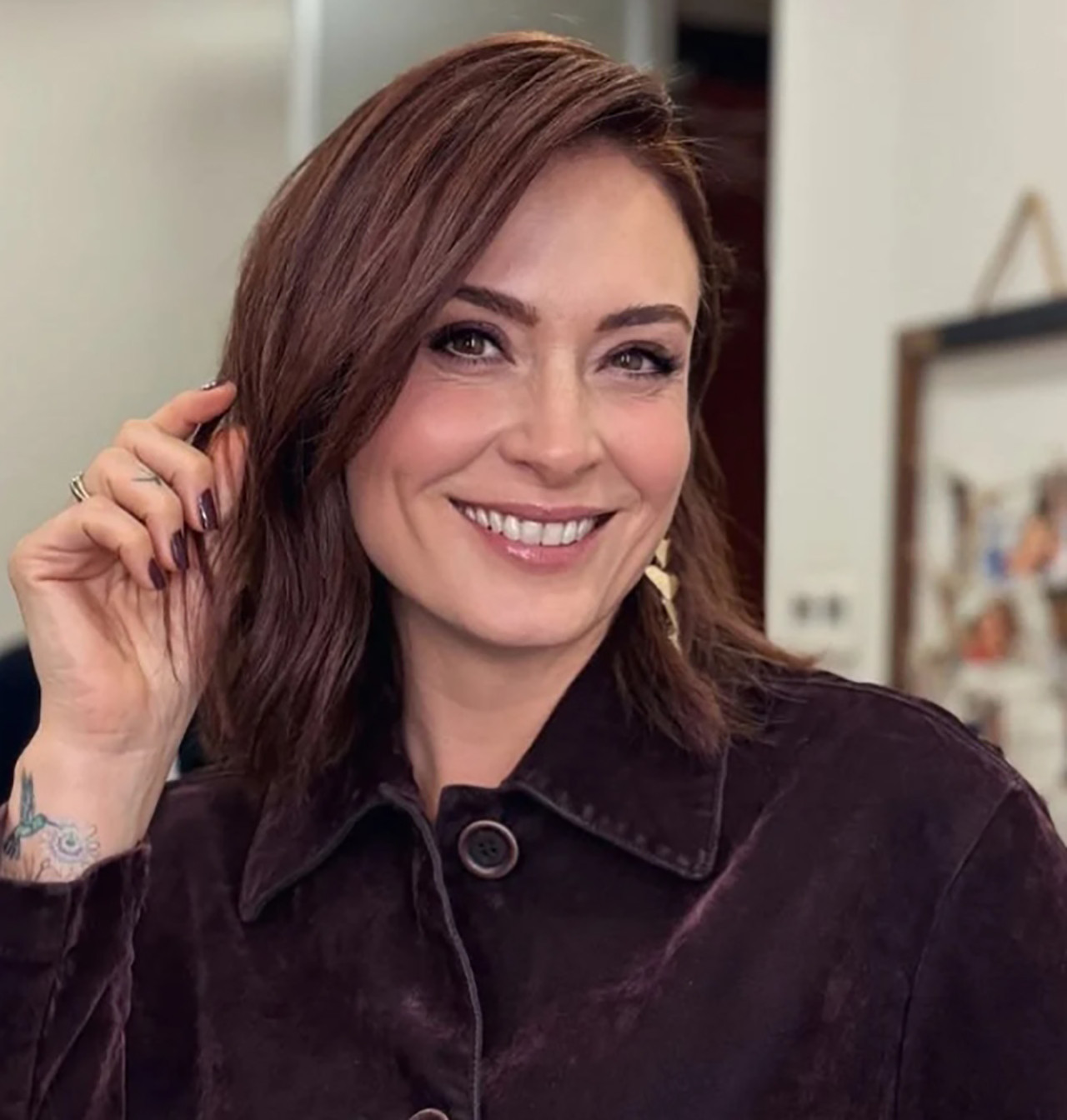 Ünlü oyuncu ve sunucu Ceyda Düvenci, imaj değişikliğine gitti. Saçlarını kestirip rengini koyulaştıran Düvenci'nin son haline yorum yağdı.