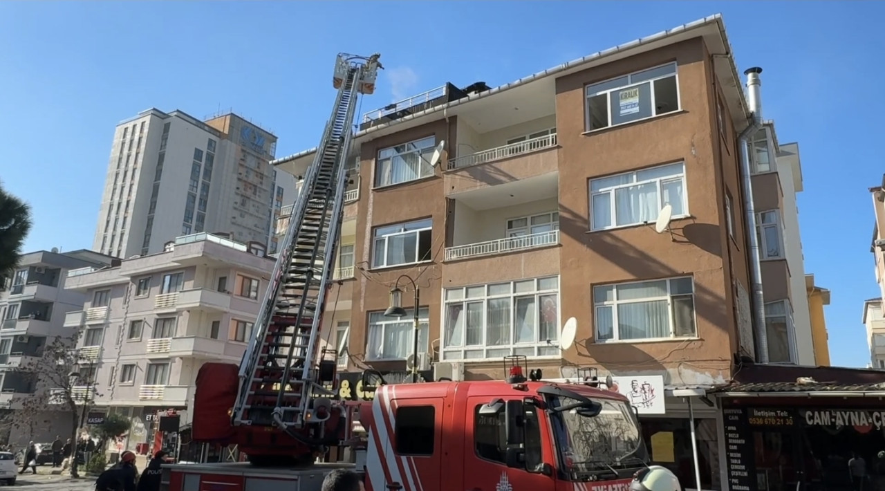 İstanbul Maltepe'de 3 katlı binanın çatı katında çıkan yangında dumandan etkilenen 71 yaşındaki bir kadın hayatını kaybetti. 