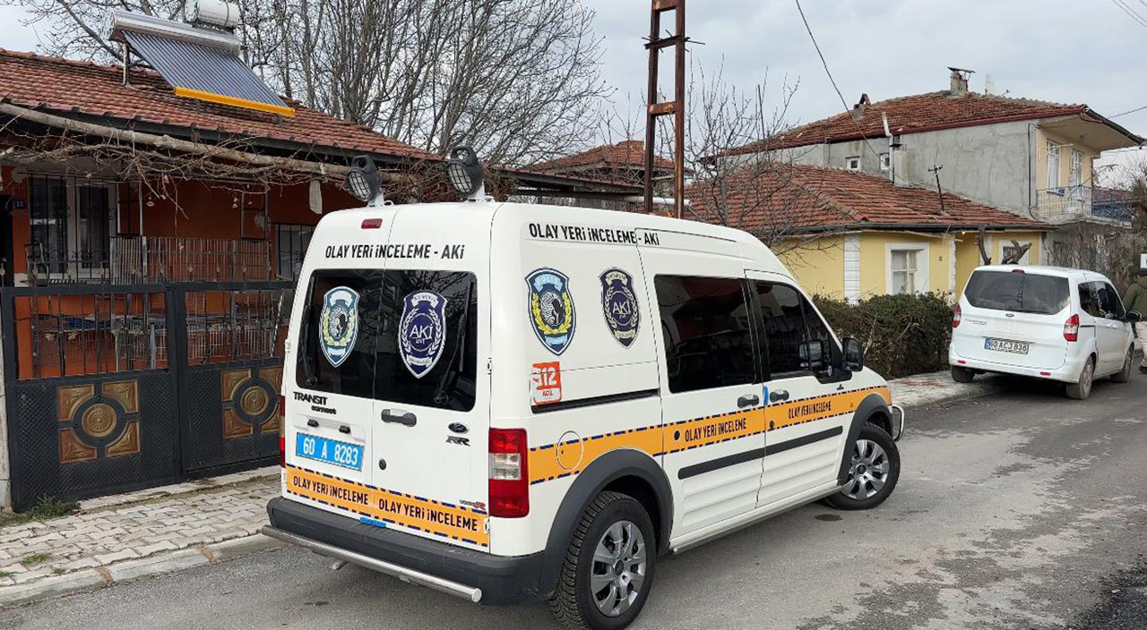 Tokat'ın Zile ilçesinde bir kişi, tartıştığı arkadaşını baltayla öldürdü. Olayın ardından sokağa çıkan zanlı, ''Ben adam öldürdüm'' diye bağırdı.