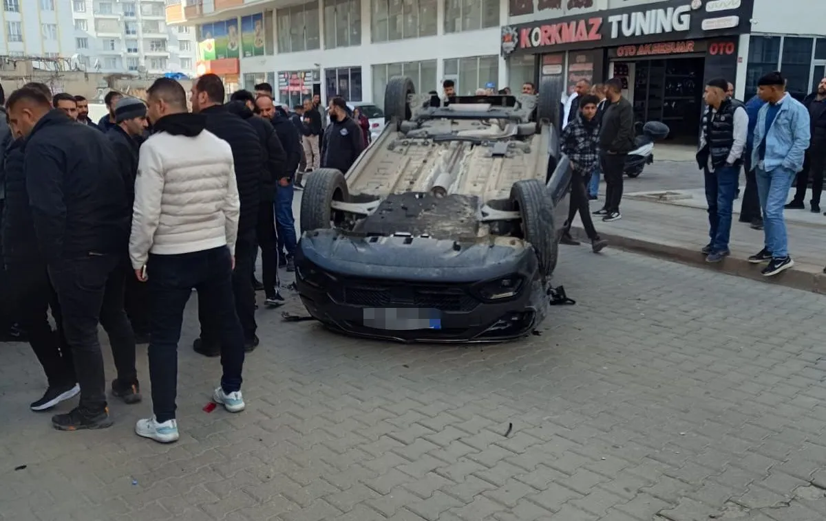 Otomobillere çarparak takla atan sürücü caddeyi birbirine kattı