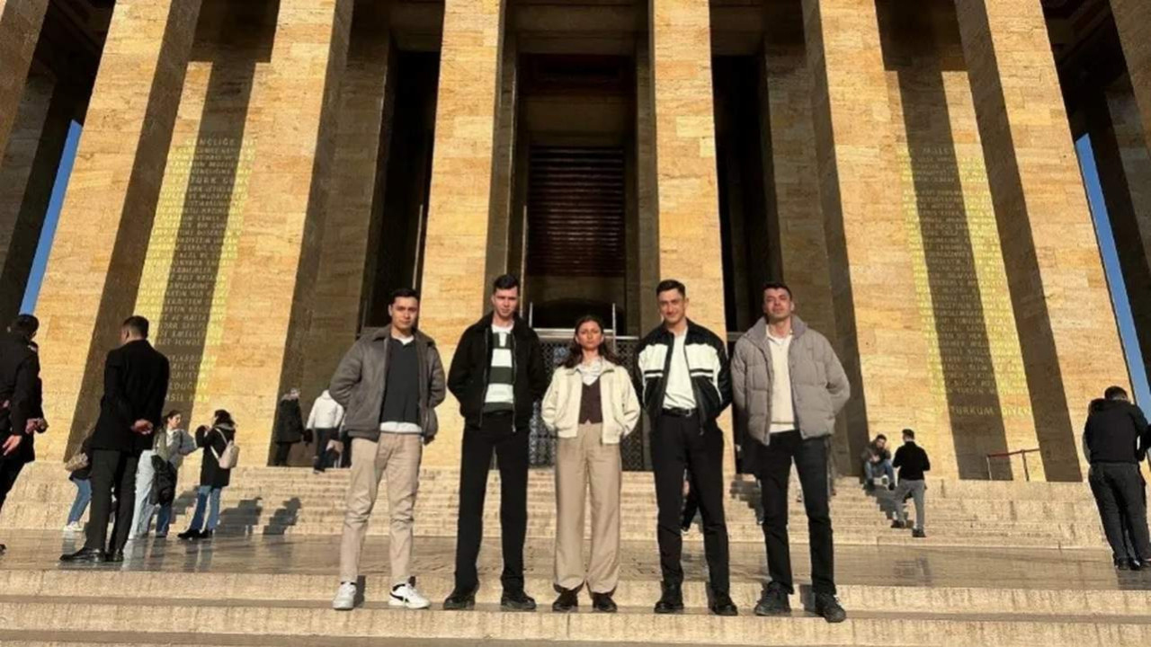 TSK'dan ihraç edilen teğmenler Anıtkabir'i ziyaret etti