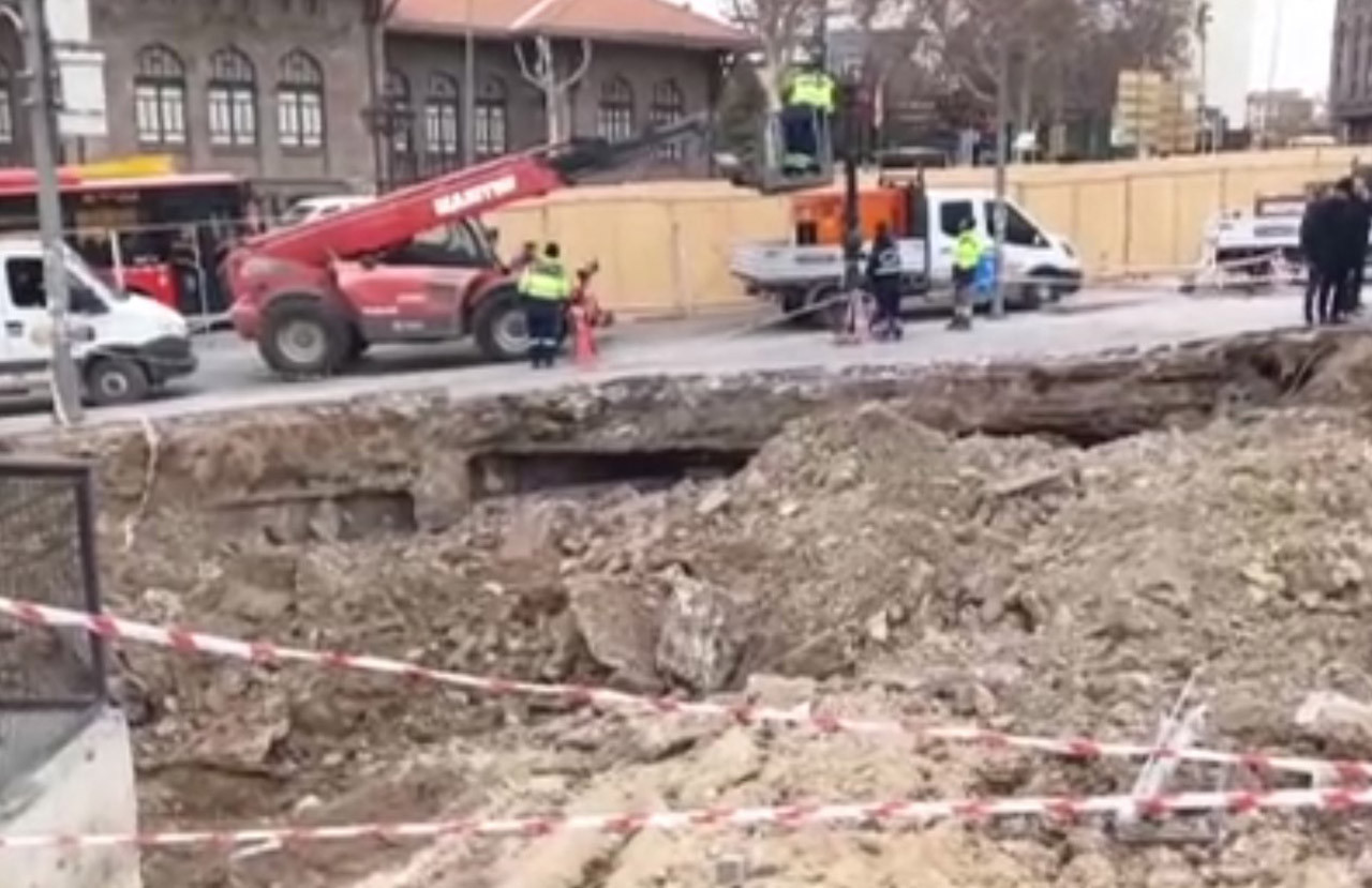 Ankara'nın Altındağ ilçesinde bulunan Ulus Meydanı'nda göçük meydana geldi. Olayda yaralanan olmadı. 